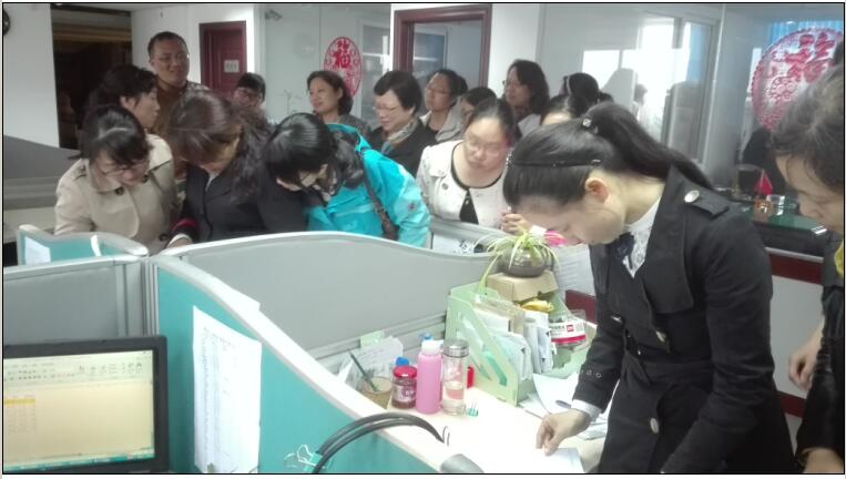 老师们在认真翻阅凭证、税务工作底稿